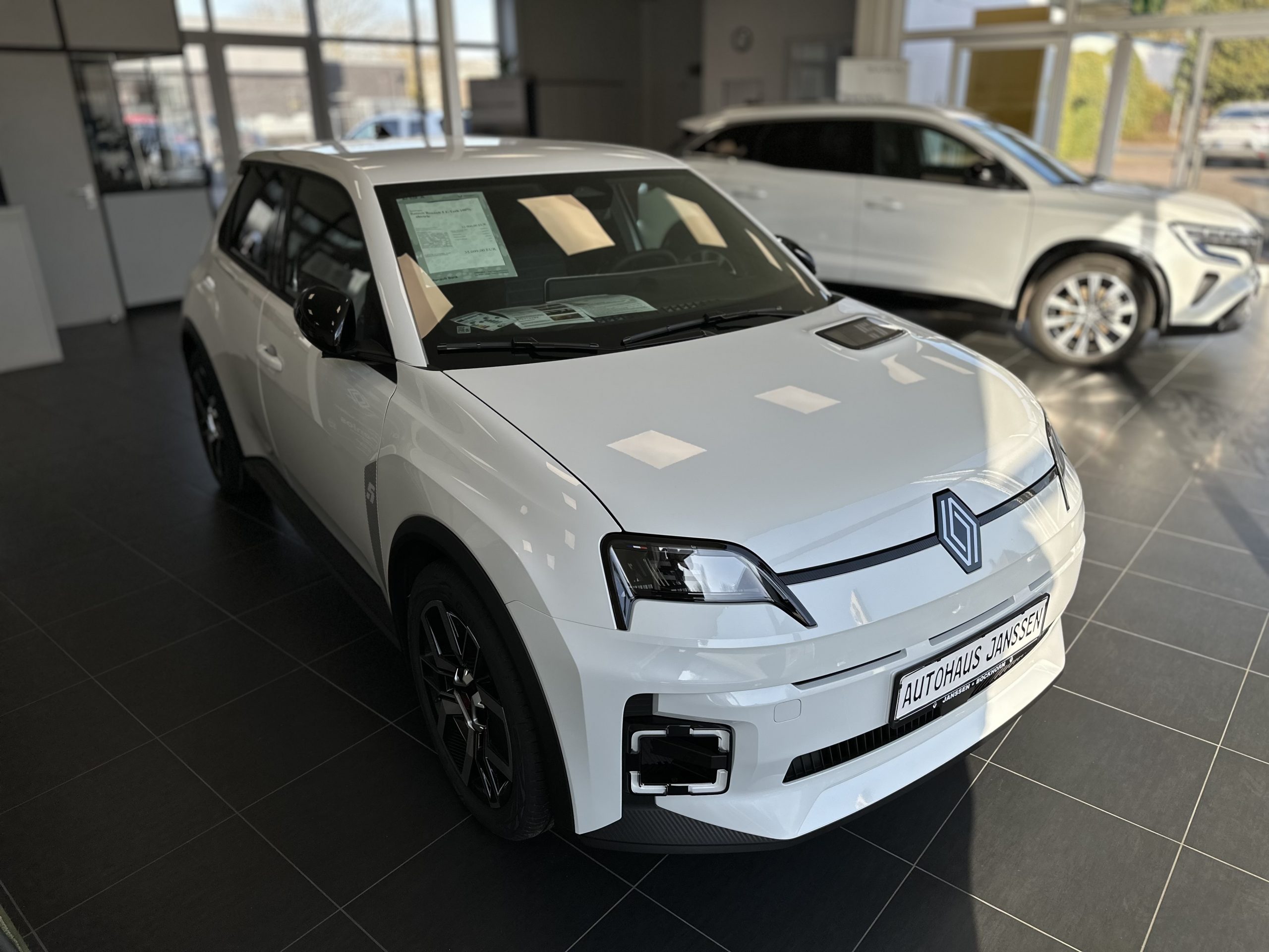 Elektrofahrzeug im Ausstellungsraum des Autohauses W. Janßen